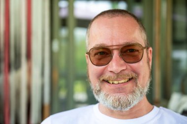 48 tane gözlüklü beyaz adamın sıradan portresi. Borchtlombeek, Flanders, Belçika. Model bırakıldı