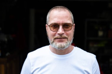 48 tane gözlüklü beyaz adamın sıradan portresi. Borchtlombeek, Flanders, Belçika. Model bırakıldı