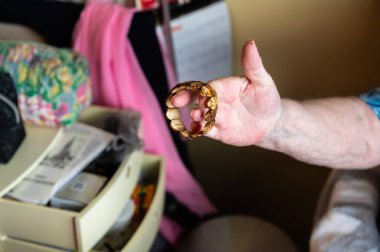 95 yaşında bir kadın elinde fildişi bir bilezik tutuyor. Tienen, Flanders, Belçika. Model bırakıldı