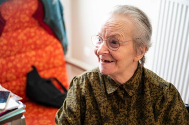 Tekerlekli sandalyede oturan 85 yaşındaki büyükannenin etkileyici portresi. Tienen, Flanders, Belçika. Model bırakıldı