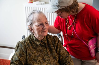 Down sendromlu 41 kızın 85 yaşındaki annesi Tienen, Flanders, Belçika 'yı kucaklıyor. Model bırakıldı