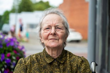 Ciddi görünümlü beyaz bir büyükannenin açık hava portresi. Tienen, Flanders, Belçika. Model bırakıldı