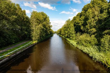 Lieshout, Kuzey Brabant, Hollanda çevresindeki ağaç yansımaları ile Zuid Willmesvaart kanalına bakış açısı