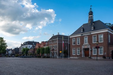 Gemert, Kuzey Brabant, Hollanda, 10 Temmuz 2024 - Köy merkez pazar meydanı ve belediye binası
