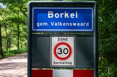 Valkenswaard, Kuzey Brabant, Hollanda, 10 Temmuz 2024 - Borkel Valkenswaard belediyesinin mavi işareti