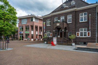 Valkenswaard, Kuzey Brabant, Hollanda, 10 Temmuz 2024 - Belediye binası ve belediye binası cephesi