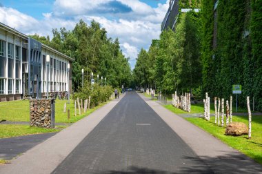 Eindhoven, Kuzey Brabant, Hollanda, 10 Temmuz 2024 - Üniversite kampüsündeki Central Lane ve High Tech Plaza binası