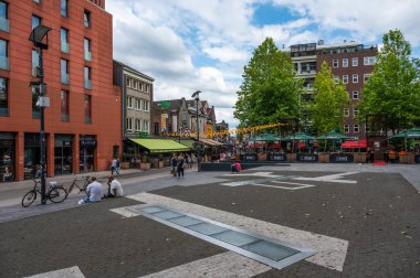 Eindhoven, Kuzey Brabant, Hollanda, 10 Temmuz 2024 - Canlı merkez pazar meydanındaki insanlar, Stadhuisplein