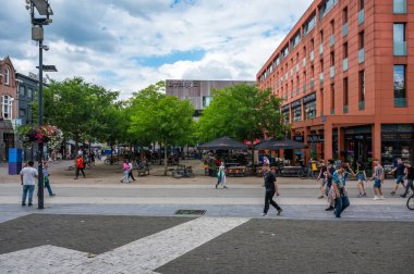 Eindhoven, Kuzey Brabant, Hollanda, 10 Temmuz 2024 - Canlı merkez pazar meydanındaki insanlar, Stadhuisplein