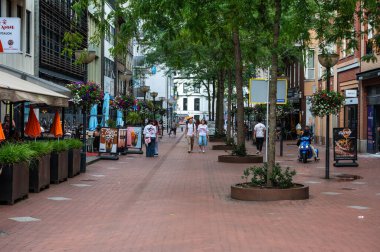 Eindhoven, Kuzey Brabant, Hollanda, 10 Temmuz 2024 - Şehir merkezinde terasları ve restoranları olan canlı bir alışveriş caddesi