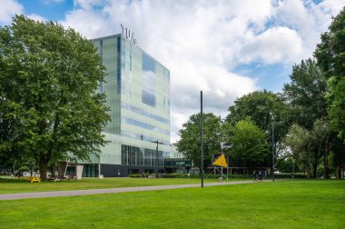 Eindhoven, Kuzey Brabant, Hollanda, 10 Temmuz 2024 - Teknik Üniversite kampüsü TUE veya Technische Universiteit Eindhoven 'ın çağdaş binaları