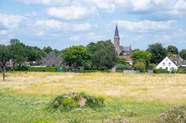 Nijmegen, Gelderland, Hollanda, 11 Temmuz 2024 - Kentin sınırındaki çayır ve kır evleri manzaralı