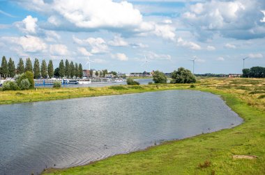 Nijmegen, Gelderland, Hollanda, 11 Temmuz 2024 - Aşağı Ren nehrinin kentleşmiş kıyıları