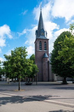 Gemert, Kuzey Brabant, Hollanda, 11 Temmuz 2024 - Köy merkezindeki Katolik Aziz John Baptist Kilisesi