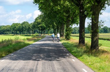 Landhorst, Kuzey Brabant, Hollanda, 11 Temmuz 2024 Hollanda kırsalında çakıl yolu kullanan yaşlı bir çift