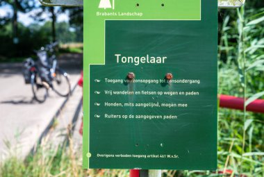 Mill, Kuzey Brabant, Hollanda, 11 Temmuz 2024 - Tongelaar yerel doğa rezervinin yeşil işareti