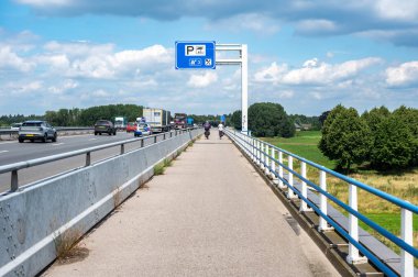 Linden, Gelderland, Hollanda, 11 Temmuz 2024 - A73 karayolu üzerindeki bisiklet pisti