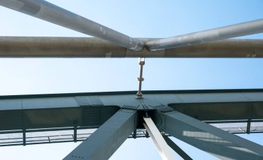 Nijmegen, Gelderland, Hollanda, 11 Temmuz 2024 - Waal nehri üzerindeki çelik köprü inşaatının soyut çizgileri