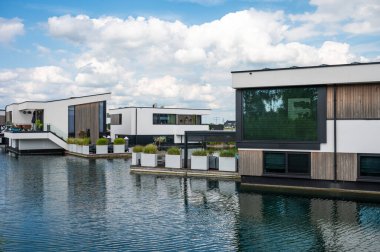 Nijmegen, Gelderland, Hollanda, 11 Temmuz 2024 - Rıhtımdaki lüks gayrimenkul