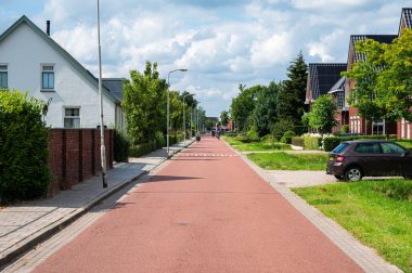 Nijmegen, Gelderland, Hollanda, 11 Temmuz 2024 - F325 hızlı bisiklet yolu bağlantısının turuncu bisiklet yolu