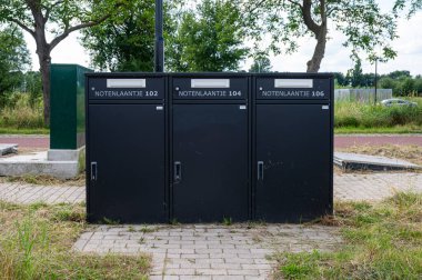 Nijmegen, Gelderland, Hollanda, 11 Temmuz 2024 - Notenlaantje posta kutuları tipik Hollanda tarzı