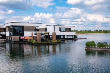 Nijmegen, Gelderland, Hollanda, 11 Temmuz 2024 - Rıhtımdaki lüks gayrimenkul