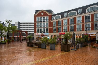 Velp, Overijssel, Hollanda, 12 Temmuz 2024 - Yağmurlu bir günde ticari köy meydanı