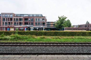 Goor, Overijssel, Hollanda, 12 Temmuz 2024 - Hollanda tren istasyonunun NS tren istasyonunun platformu ve rayları