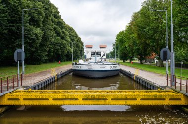 Delden, Overijssel, Hollanda, 13 Temmuz 2024 - Delden kanalı kargo gemisiyle kilitli oda