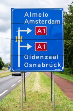 Hengelo, Overijssel, Hollanda, 13 Temmuz 2024 - A1 otoyoluna doğru yön işaretleri