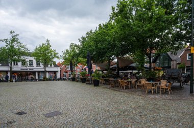 Ootmarsum, Overijssel, Hollanda, 13 Temmuz 2024 - Pazar yerinin etrafındaki eski köy merkezinin tarihi binaları