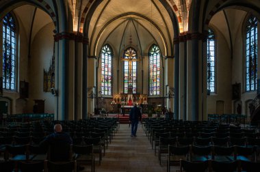 Ootmarsum, Overijssel, Hollanda, 13 Temmuz 2024 - Kutsal Simon ve Yahuda kilisesinin Roma Katolik iç tasarımı