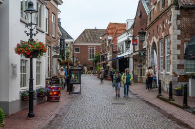 Ootmarsum, Overijssel, Hollanda, 13 Temmuz 2024 - Pazar yerinin etrafındaki eski köy merkezinin tarihi binaları