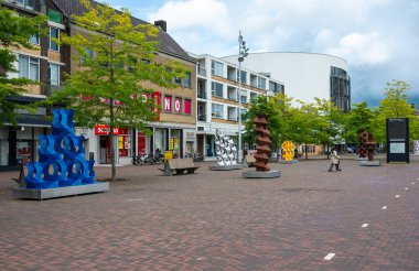 Hengelo, Overijssel, Hollanda, 13 Temmuz 2024 - Dükkanları ve merkez istasyon meydanındaki tiyatro salonu olan çağdaş şehir binaları