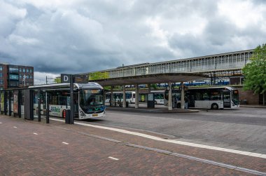 Hengelo, Overijssel, Hollanda, 13 Temmuz 2024 - Rrreis 'in yerel otobüs durağı, bölgesel servis merkezi