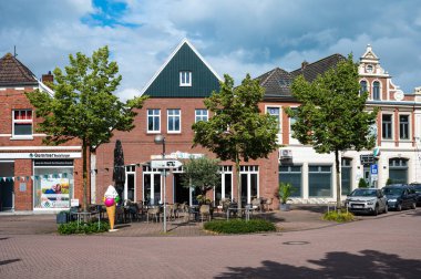 Neuenhaus, Niedersachsen, Almanya, 13 Temmuz 2024 - Köy merkezinde terasları olan tarihi binalar