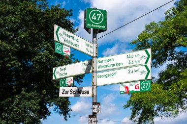 Osterwald, Aşağı Saksonya, Almanya - 14 Temmuz 2024 Bisiklet düğümü sisteminin yön işaretleri