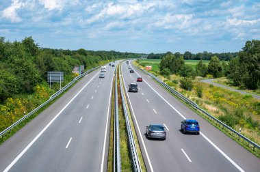 Dalum, Lower Saxony, Almanya, 14 Temmuz 2024 - A31 otobanındaki trafik manzarası