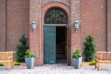 Herzlake, Aşağı Saksonya, Almanya, 14 Temmuz 2024 - Yerel Aziz Nicholas Kilisesi 'nin tuğla kaplama cephesi