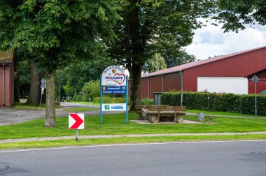 Herzlake, Aşağı Saksonya, Almanya, 14 Temmuz 2024 - Merkez köy meydanı ve bank