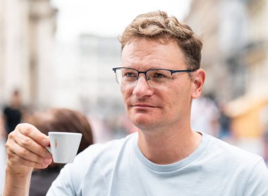 Brüksel, Belçika 'da bir fincan espresso içen 45' lik beyaz adamın portresi. model bırakıldı