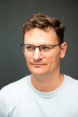 45 'lik beyaz bir adamın portresi gri bir arka plana karşı, Brüksel, Belçika. Model bırakıldı