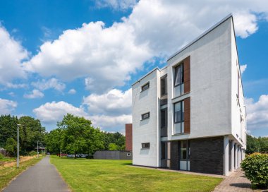 Cloppenburg, Aşağı Saksonya, Almanya, 15 Haziran 2024 - Keskin açılı çağdaş konut