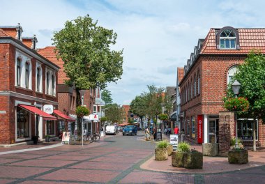 Oldenburg, Aşağı Saksonya, Almanya, 15 Temmuz 2024 - Köy merkezindeki tarihi evlerin kırmızı tuğlalı cephesi