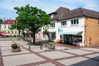 Oldenburg, Aşağı Saksonya, Almanya, 15 Temmuz 2024 - Köy tarihi merkezinde eski pazar meydanı