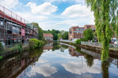 Oldenburg, Aşağı Saksonya, Almanya, 15 Temmuz 2024 Hunte Nehri 'nin sularına yansıyan evler