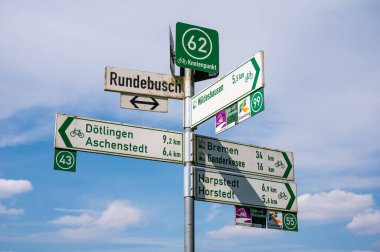 Oldenburg, Aşağı Saksonya, Almanya, 15 Temmuz 2024 Bisiklet Patikası Sisteminin İşaretleri