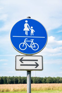 Oldenburg, Aşağı Saksonya, Almanya, 15 Temmuz 2024 - Her iki yönde de yaya yolu ve bisiklet yolunu gösteren tabela