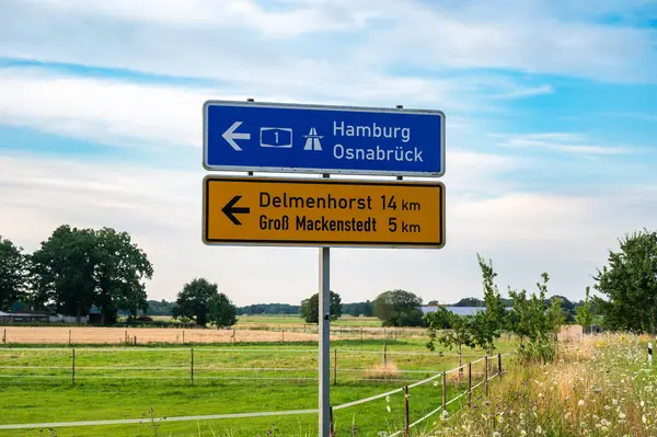 Kirchseelte, Lower Saxony, Almanya, 15 Temmuz 2024 - Otoyol ve otoyola doğru yol işaretleri