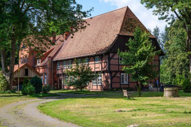 Kirchseelte, Aşağı Saksonya, Almanya, 16 Temmuz 2024 - Geleneksel yarısı bir kır evinin tuğlalı taş cephesi